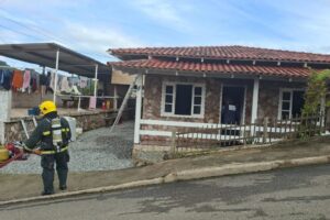VÍDEO: Fogo atinge cômodos de residência no bairro Dom Joaquim