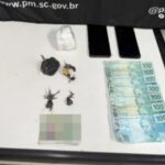 Jovem é detido por tráfico de drogas após ocorrência de violência doméstica em Brusque