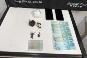 Jovem é detido por tráfico de drogas após ocorrência de violência doméstica em Brusque