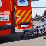 Motociclista fica ferido após acidente com carro no bairro São Pedro, em Brusque