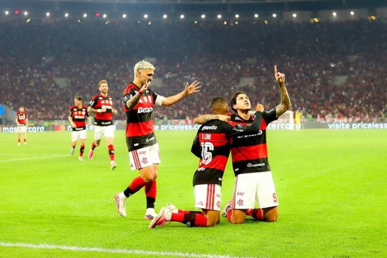 Flamengo vence o Cruzeiro no Maracanã e avança às quartas de final da Libertadores