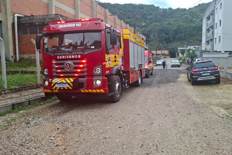 Princípio de incêndio em máquina de lavar mobiliza Bombeiros, em Brusque