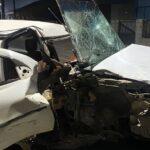 Carro sai da pista, bate em poste e motorista sai ilesa no Bairro Dom Joaquim