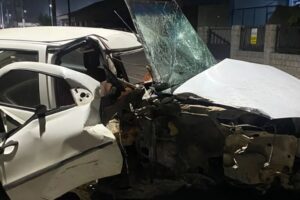 Carro sai da pista, bate em poste e motorista sai ilesa no Bairro Dom Joaquim