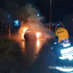 Carro com três adultos e duas crianças pega fogo no Centro de Gaspar