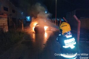 Carro com três adultos e duas crianças pega fogo no Centro de Gaspar