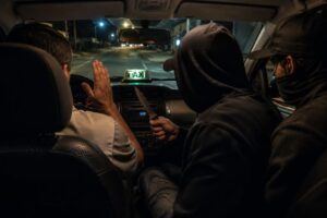 Taxista é ameaçado por trio armado com faca e tem carro roubado em Rio do Sul (SC)