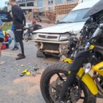 Motociclista fica ferido após colisão com Fiorino na Rodovia Antônio Heil
