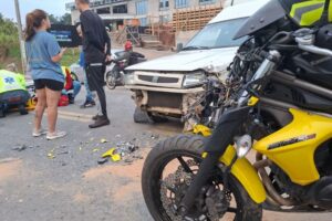 Motociclista fica ferido após colisão com Fiorino na Rodovia Antônio Heil