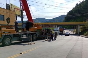 Destombamento de carreta mobiliza GTB na Rua Hercílio Luz