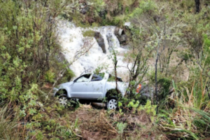 Homem morre após caminhonete capotar e cair em curso d’água em São Joaquim