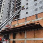 Bombeiros usam 30 mil litros d’água para combate a incêndio em prédio em construção