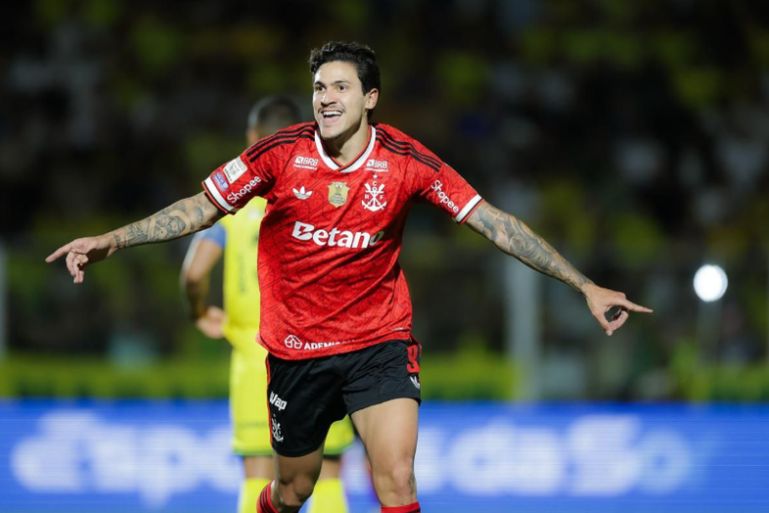 Flamengo goleia Mirassol e se aproxima da liderança do Brasileirão