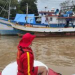 Bombeiros procuram jovem que teria caído de embarcação no Rio Itajaí-Açu