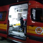 Criança sentada no meio-fio é atropelada por motociclista em Indaial (SC)