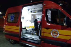 Criança sentada no meio-fio é atropelada por motociclista em Indaial (SC)
