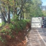 Caminhoneiro morre após veículo tombar e atingir barranco na SC-157