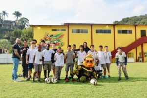 Bruscão Desde Pequeno recebe alunos da Escola Oscar Maluche no CT Ninho do Marreco
