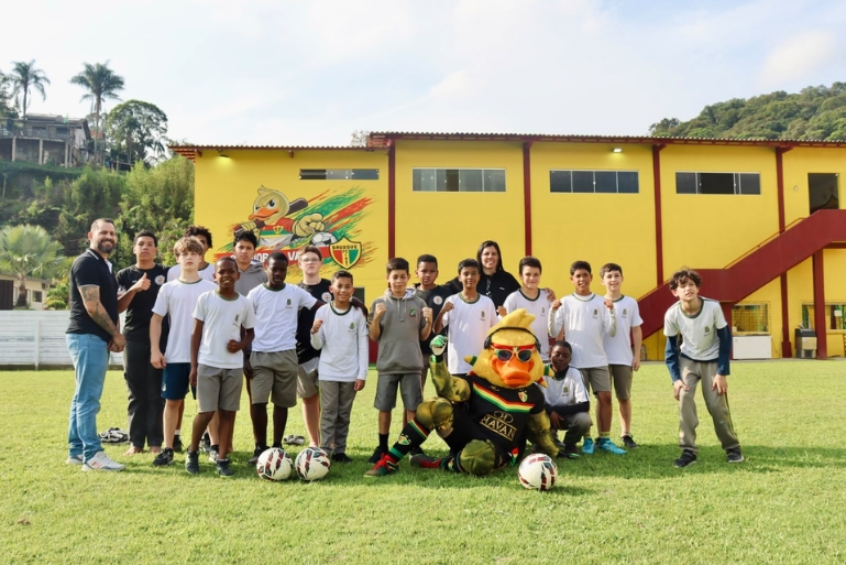 Bruscão Desde Pequeno recebe alunos da Escola Oscar Maluche no CT Ninho do Marreco