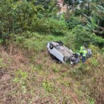 Carro capota e mobiliza Corpo de Bombeiros em Guabiruba