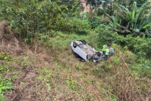 Carro capota e mobiliza Corpo de Bombeiros em Guabiruba