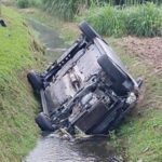 Motorista morre após veículo tombar dentro de vala em Tijucas (SC)
