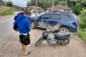 Pai vai retirar motoneta após filho ser flagrado sem CNH, mas também não tinha habilitação