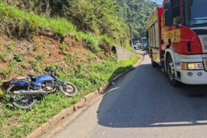 VÍDEO – Motociclista fica ferido após queda na avenida Primeiro de Maio, em Brusque