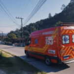 Mãe e filha ficam feridas após queda de motocicleta em Brusque