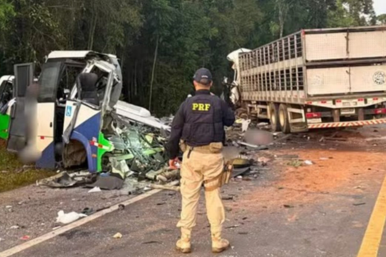 Colisão entre ônibus e carreta deixa 21 mortos e interdita BR-373 no Paraná