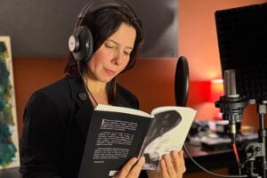 Livro de autora brusquense ganha versão em áudio