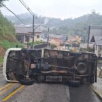 VÍDEO: Caminhão perde força ao subir morro e tomba no Primeiro de Maio