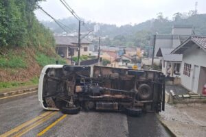 VÍDEO: Caminhão perde força ao subir morro e tomba no Primeiro de Maio