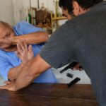 Idoso luta com assaltante e faz pistola se desmontar durante roubo em Vidal Ramos
