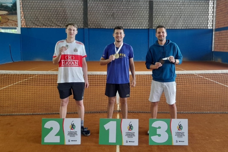 Tênis de campo abre terceiro bloco dos JACOB e define o primeiro campeão