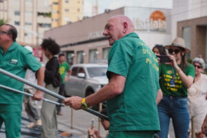 Luciano Hang remove pichação de prédio abandonado em Caldas Novas (GO)