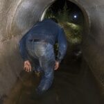 Homem tenta fugir da PM, mas termina preso em galeria de esgoto em Canelinha