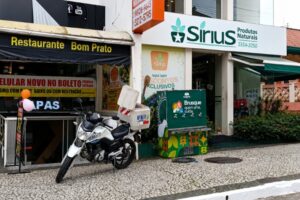 Samae disponibiliza pontos de hidratação durante o desfile de aniversário de Brusque