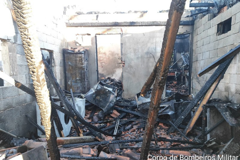 Incêndio atinge residência no Centro de Gaspar e bombeiros resgatam animais