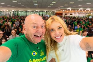 Luciano Hang recebe visita de Luiza Possi na Havan