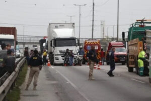 Engavetamento entre três carretas causa congestionamento de seis quilômetros na BR-101