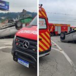 Automóvel capota após colisão em Gaspar