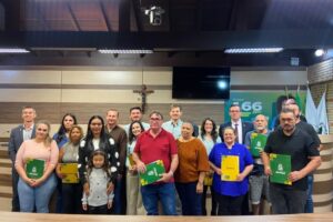 Prefeitura de Brusque entrega Certidões de Regularização Fundiária a 46 famílias
