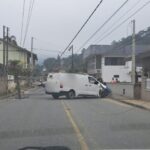 Carro atinge poste e mobiliza bombeiros em Guabiruba