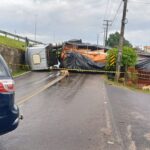 Carreta tomba em pista marginal da BR-101 em Sombrio (SC)