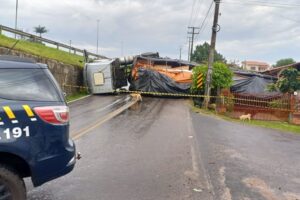 Carreta tomba em pista marginal da BR-101 em Sombrio (SC)