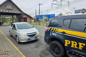 PRF recupera automóvel furtado e prende acusado no Norte catarinense