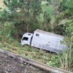 Motorista fica ferido após caminhão sair da pista na BR-280 em São Bento do Sul