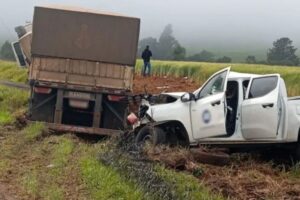 Cinco homens morrem em colisão frontal entre caminhão e caminhonete na PR-090