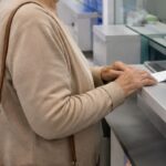 Banco é condenado por falha de segurança após falso policial induzir idosa a empréstimo